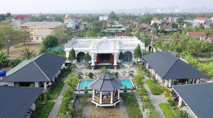 Khác với những biệt phủ cao tầng thường thấy, căn biệt thự nhà vườn gây ấn tượng bởi được xây dựng từ 4 ngôi nhà liền kề nhau và 1 căn ở chính giữa. Ảnh: Facebook