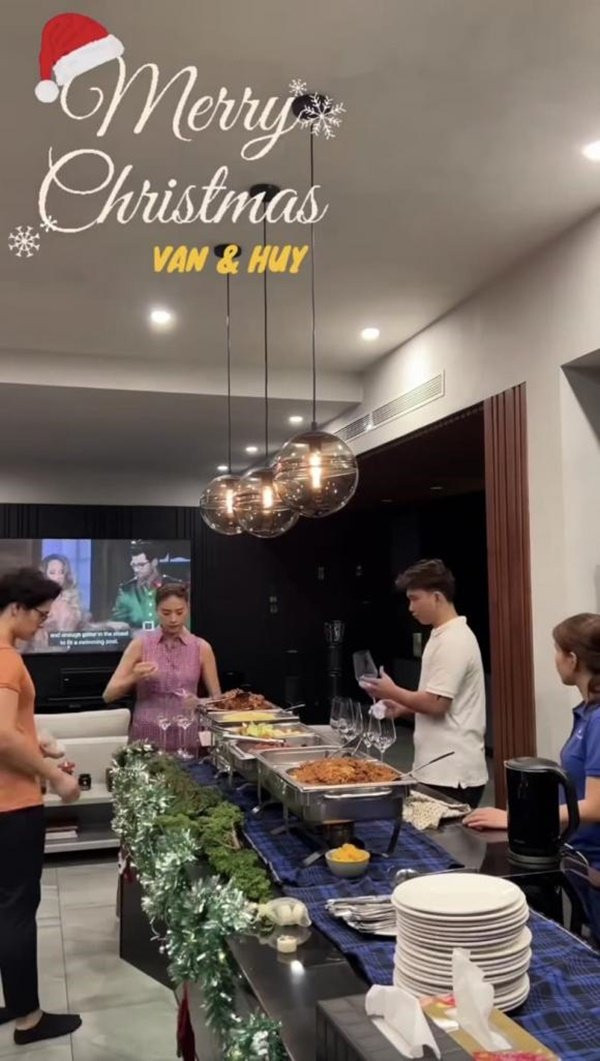 Trên trang Facebook cá nhân, ông xã kém 11 tuổi của Ngô Thanh Vân đăng tải loạt khoảnh khắc người thân đến nhà riêng của vợ chồng anh để dùng tiệc.