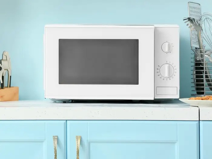 Các thiết bị kim loại màu trắng đang trở lại với những người tìm kiếm kiểu dáng cổ điển dù đó không phải là lựa chọn tốt nhất từ góc độ thiết kế.