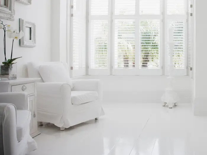 Nội thất toàn màu trắng phổ biến vì vẻ sạch sẽ và tối giản nhưng khó giữ sạch và không mang đến cảm giác ấm áp.