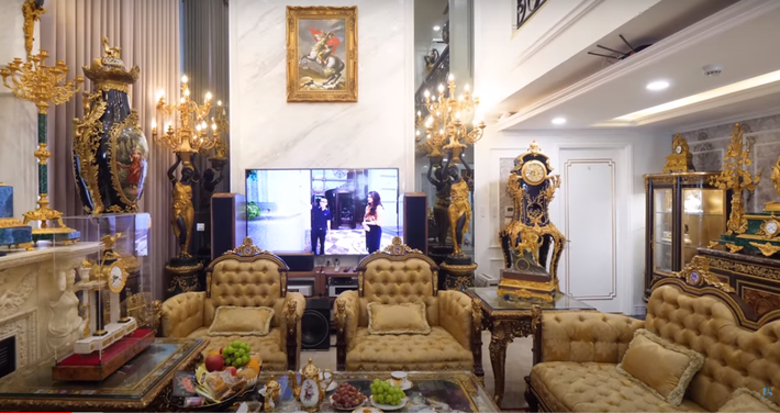 Với phong cách tân cổ điển lại được nhấn nhá bằng những vật phẩm độc đáo, căn penthouse khiến các vị khách có cảm giác như đang ở trong cung điện.