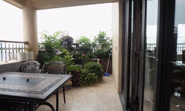 Phía ngoài gian bếp là khu vực ban công với tiểu cảnh nhỏ tạo không gian xanh.
