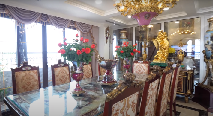 Bàn ăn thiết kế theo phong cách hoàng gia, đủ chỗ cho 10 người, trị giá tới gần 3 tỷ đồng.