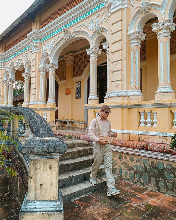 Cửa ra vào xây theo hình vòm bán nguyệt, thể hiện chủ nhân ngôi nhà là một người giàu sang và có tầm “ảnh hưởng” trong xã hội. Ảnh: Mia