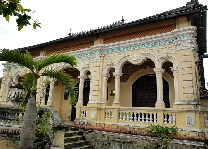 Căn nhà cổ có bề ngang 15m, với hàng cột cái gỗ lim cao đến 6m nâng đỡ lớp mái ngói âm dương và lớp mái ngói hình vảy cá cổ kính của các gian nhà. Ảnh thamhiemmekong