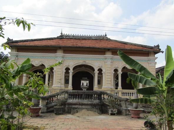 Đây là kiểu thiết kế mang phong cách kết hợp giao thoa giữa hai lối kiến trúc Việt - Pháp cùng “nội ứng ngoại hợp,” tức nội thất bên trong ứng với mỹ thuật truyền thống và văn hóa phương Đông còn ngoại thất bên ngoài hòa hợp với kiến trúc phương Tây. Ảnh: Baodaklak.