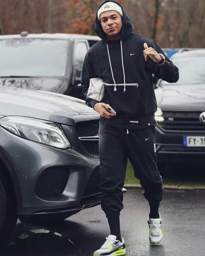 Ngoài bất động sản, cả Kylian Mbappe và Lionel Messi đều sở hữu dàn xế hộp đắt giá. Garage xe của Mbappe bao gồm 2 chiếc SUV Volkswagen Tiguan và Touareg, một chiếcvan Volkswagen Multivan, một chiếc xe điện Volkswagen ID.5 và một chiếc Mercedes-Benz V-Class. Ảnh: Marca