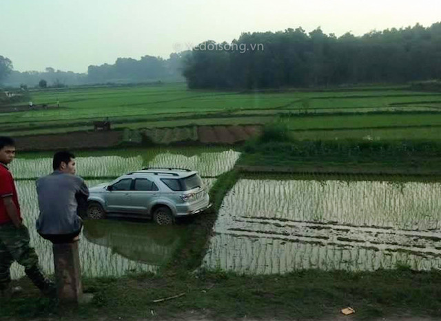 Xe không đi trên đường mà xuống ruộng cày là sao?