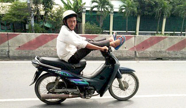 Dáng ngồi bá đạo.