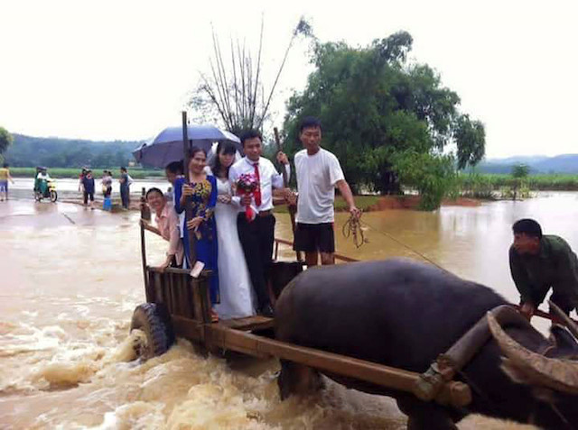 Đám cưới quê em mùa mưa lũ.
