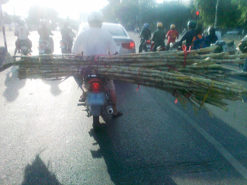 Dạt sang hai bên cho xe anh qua nào!!!