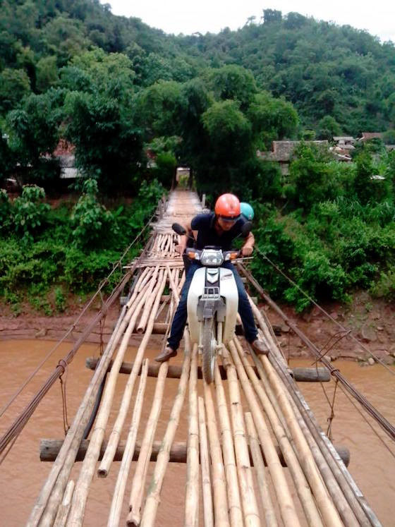 Đi cầu như làm xiếc, sểnh chân là mất mạng.