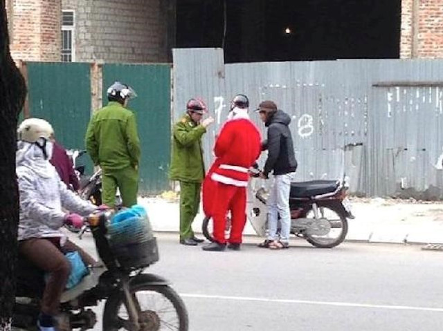 Khi ông già Noel vi phạm giao thông.