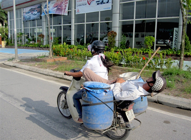 Hình ảnh hài hước về giao thông ở Việt Nam.
