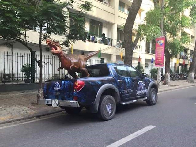 Khủng long xuất hiện.
