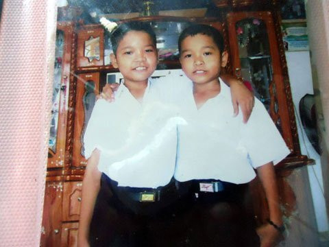 Một trong những ngôi làng kỳ lạ ở Việt Nam là làng song sinh. Làng song sinh là tên gọi nhiều người đặt cho ấp Hưng Hiệp Nằm (xã Hưng Lộc, huyện Thống Nhất, Đồng Nai) bởi ở đây có hàng chục cặp sinh đôi, nhiều nhất cả nước, cặp cao nhất đã ngoài 60, cặp nhỏ nhất mới 2-3 tuổi, Vào năm 2007, cả xã Hưng Lộc có hơn 60 cặp sinh đôi thì ấp Hưng Hiệp có tới 40 cặp. Ảnh: Người đưa tin.