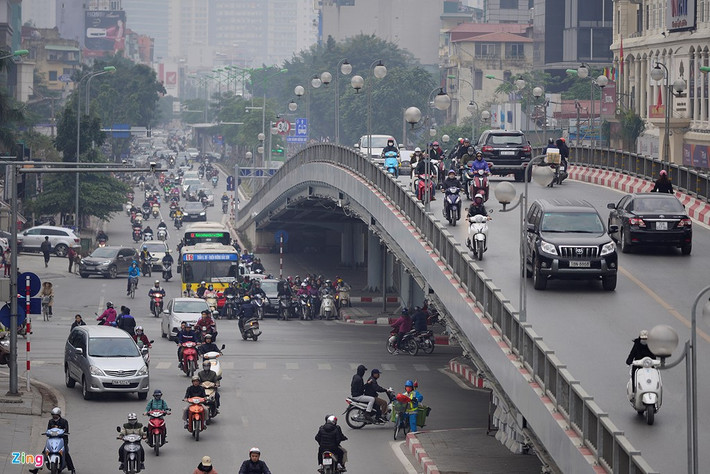Cầu vượt Thái Hà lúc 7h30 ít người qua lại, đường sá thông thoáng.