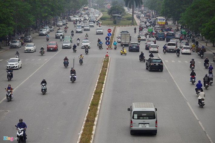 Đường Trần Duy Hưng chỉ ùn gần nút giao với đường Hoàng Đạo Thuý, phần đường còn lại có thể di chuyển bình thường. Cách đây 3 ngày, khu vực này bị ùn tắc giao thông kéo dài từ hầm chui Trung Hoà đến cầu vượt Trần Duy Hưng (đoạn giao với đường Nguyễn Ngọc Vũ).