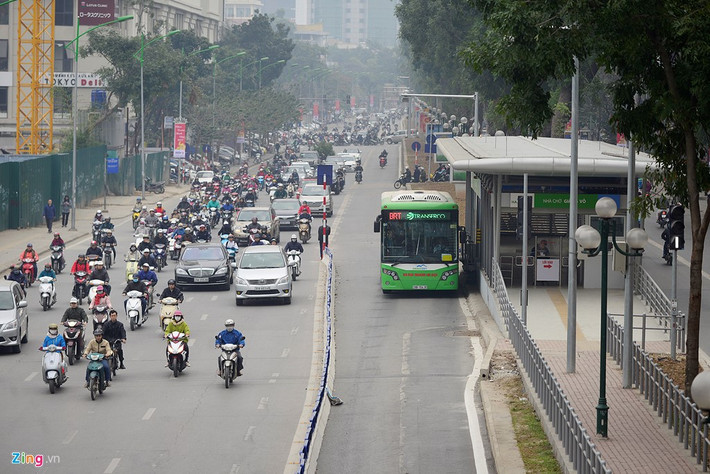 Xe buýt nhanh có thể đi lại dễ dàng hơn dọc trục đường Giảng Võ - Láng Hạ - Nguyễn Lương Bằng. Hình ảnh ghi lại trên phố Giảng Võ, khu vực Sở GTVT Hà Nội đã lắp dải phân cách cứng cho BRT.