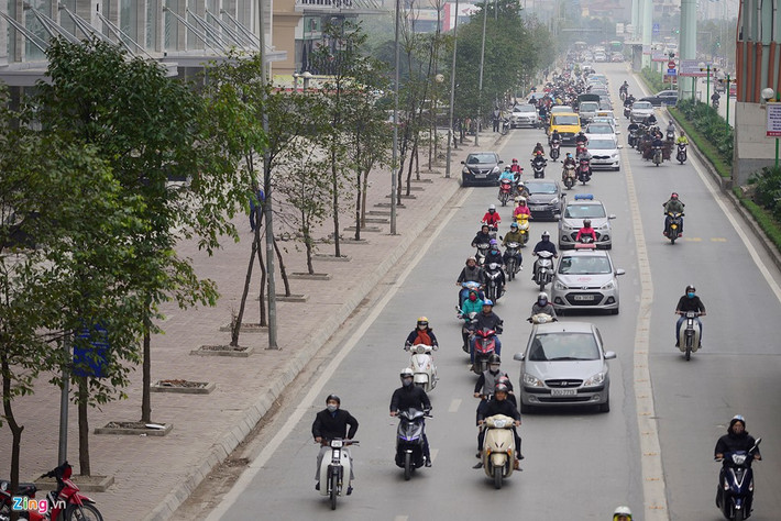 Không còn cảnh tượng xe máy leo lên vỉa hè vào giờ cao điểm trên đường Tố Hữu.