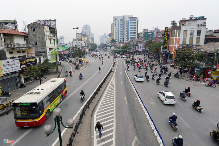 Tại ngã tư Giảng Võ - Đê La Thành, nơi có tuyến buýt nhanh (BRT) chạy qua thường xuyên ùn tắc giao thông vào giờ cao điểm. Tuy nhiên, sáng nay khu vực này thông thoáng, số lượng xe qua lại khá ít.