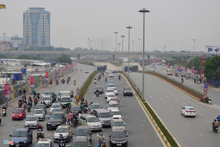 Thời gian gần đây hầm chui Trung Hoà là điểm đen ùn tắc, khi vào giờ cao điểm cảnh tượng ôtô xếp hàng dài trong hầm, sáng nay cũng vắng hơn. Ôtô vẫn có thể di chuyển chậm phía đầu hầm Trung Hoà (đoạn giao với đại lộ Thăng Long), không phải luồn lách chen chúc nhích từng mét một.