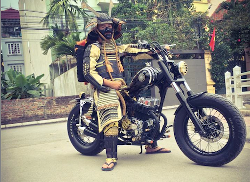 Trang phục Samurai ra đường, bất chấp mọi ánh nhìn.