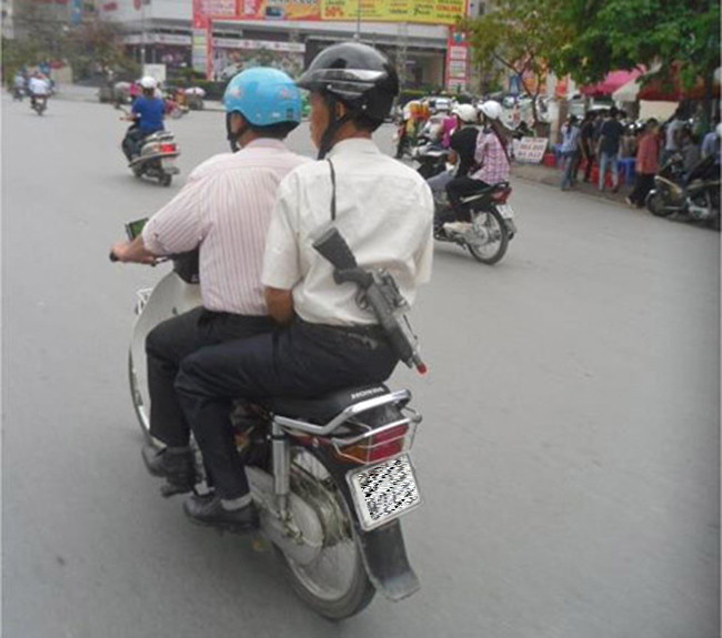 Ra đường phải đeo theo súng mới chịu cơ.