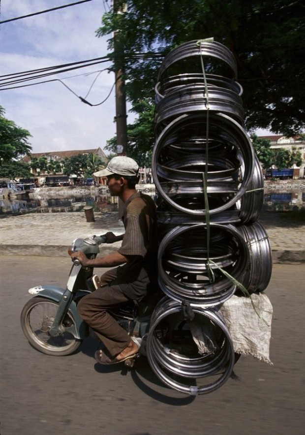 Nhiều người không khỏi ngạc nhiên về khả năng chở hàng cồng kềnh của các lái xe Việt.