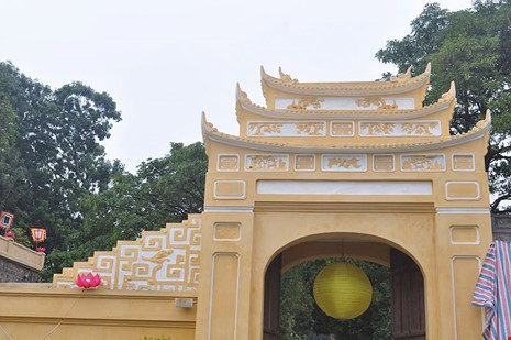 Trước những ý kiến nhiều chiều về việc quét ve màu vàng khu vực Đoan Môn, thuộc di tích Hoàng Thành Thăng Long, ông Trần Việt Anh, Giám đốc Trung tâm Bảo tồn di sản Thăng Long, khẳng định: “Đây là việc bảo quản di tích thường kỳ, đúng theo quy trình, phương pháp mà trung tâm vẫn thực hiện hằng năm”.