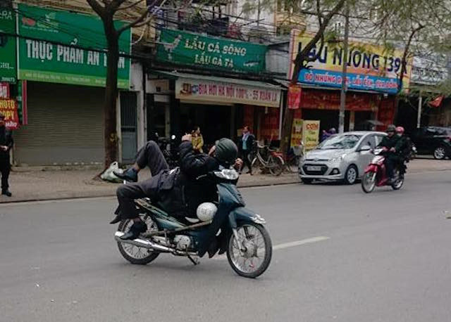 Dựng xe giữa đường, nằm nghỉ thảnh thơi. Hình ảnh chỉ có ở Việt Nam.