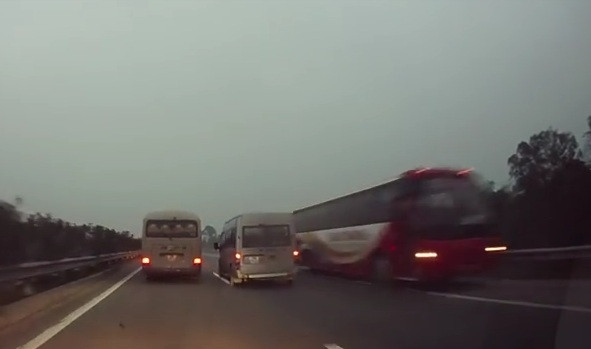 Mạo hiểm tính mạng của hàng chục hành khách trên xe, chiếc xe khách màu đỏ chạy ngược chiều trên cao tốc Nội Bài - Lào Cai hồi tháng 3 vừa qua khiến nhiều tài xế ô tô hốt hoảng. Nguồn ảnh: Giao thông.