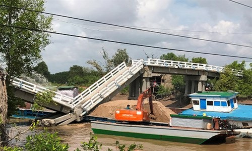 Ông Dương Hoài Nam, Giám đốc Sở GTVT Cà Mau cho biết: Sà lan chở cát san lấp công trình ở khu kinh tế Năm Căn khi đang neo đậu rạch Cái Trăng, đã bị nước ròng làm đứt neo. Sà lan trôi dạt và va vào trụ cầu, làm sập 2 trong 4 nhịp cầu chính. “Chúng tôi đã bảo vệ hiện trường, tạo điều kiện cho công an Cà Mau xác định nguyên nhân vụ việc, trách nhiệm các bên liên quan. Sở GTVT Cà Mau sẽ làm cầu tạm cho xe 2 bánh lưu thông trước Tết 2017”.