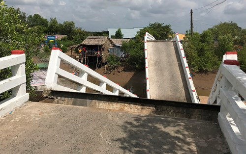 Ông Trần Đoàn Hùng, Phó Chủ tịch UBND huyện Năm Căn (Cà Mau) cho biết cùng với việc cứu hộ sà lan, cơ quan chức năng đã tiến hành khắc phục ống cấp nước, cáp viễn thông, phong tỏa hiện trường để điều tra nguyên nhân vụ việc.
