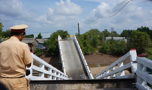 Cầu Cái Trăng bị sập có trọng tải 3 tấn, rộng 3,5 m, dài hơn 30 m, bằng bê- tông cốt thép. Hiện cơ quan chức năng đã dựng bảng cấm xe ô- tô và hướng dẫn xe 2 bánh đi vào đường vòng.