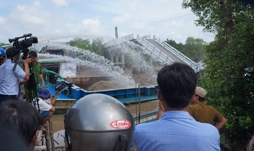 Sau gần 1 ngày bơm nước và xúc cát, lực lượng cứu hộ vẫn chưa thể "giải cứu" được chiếc sà làn bị kẹp giữa 2 nhịp cầu sập. Thế nên, lực lượng cứu hộ quyết định điều phương tiện cơ giới để giải tỏa 2 nhịp cầu bị sập và cứu hộ sà lan bị mắc kẹt.