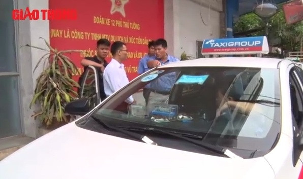 Đây không phải lần đầu tiên hãng Taxi Group "mất điểm" trong mắt khách hàng. Thông tin trên báo Giao thông, trưa 16/6, anh Phùng Văn Cầu (Đội Cấn, Ba Đình, Hà Nội) đã phản ánh về việc tính giá cước không rõ ràng của hãng Taxi Group. Nguồn ảnh: Giao thông.