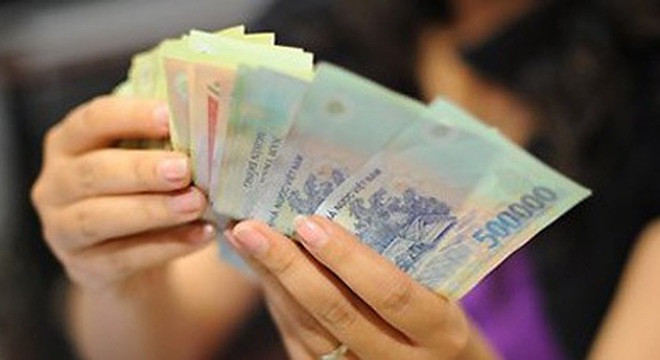 Tuy nhiên, một chuyên viên của Taxi Group lý giải giá cước như sau: 300m đầu tiên là 10.000 đồng, sau khi đồng hồ tính cước nhảy qua km đầu tiên thì km đầu được tính là 24.000 đồng. Số tiền khách phải trả là: 24.000 + 3,88km x 13.900=77.956 đồng. Hóa đơn in cho khách 80.000 đồng là do đồng hồ nhảy thêm 2.000 đồng. Khi được hỏi 24.000 đồng kia có được niêm yết cho hành khách nhìn thấy không thì chuyên viên ấp úng không thể giải thích rõ ràng. Việc không rõ ràng trong cách tính cước phí của Taxi Group khiến khách hàng không hài lòng. Ảnh minh họa.