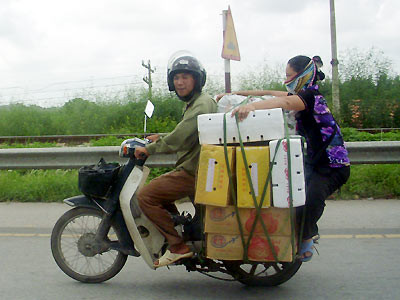 Mình ngồi xa nhau quá.
