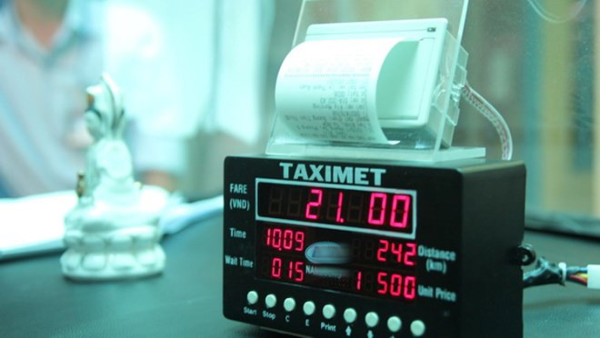 Theo thông tin khách hàng này cung cấp, hóa đơn ghi thời gian lên xe là 10h40 ngày 16/6, thời gian xuống xe là 11h38, quãng đường là 4,88 km, số tiền là 80.000 đồng. Tuy nhiên, theo khách hàng thì số tiền chính xác là 73.662 đồng. Anh này lý giải việc tính cước theo bảng niêm yết trên xe của Taxi Group: Từ 0-300m là 10.000 đồng; Tiếp theo đến km thứ 32 là 13.900 đồng/km; Từ km thứ 33 trở đi là 11.000 đồng/km. Giá cước được tính: 300m đầu là 10.000 đồng, 4,58km tiếp theo là 4,58km x 13.900=63.662 đồng. Như vậy tổng số tiền là 73.662 đồng. Ảnh minh họa.