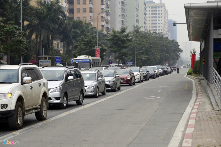 Sáng sớm trên đường Lê Văn Lương, nơi có tuyến xe buýt nhanh BRT, nhiều tài xế ôtô có ý thức đi đúng làn đường của mình.