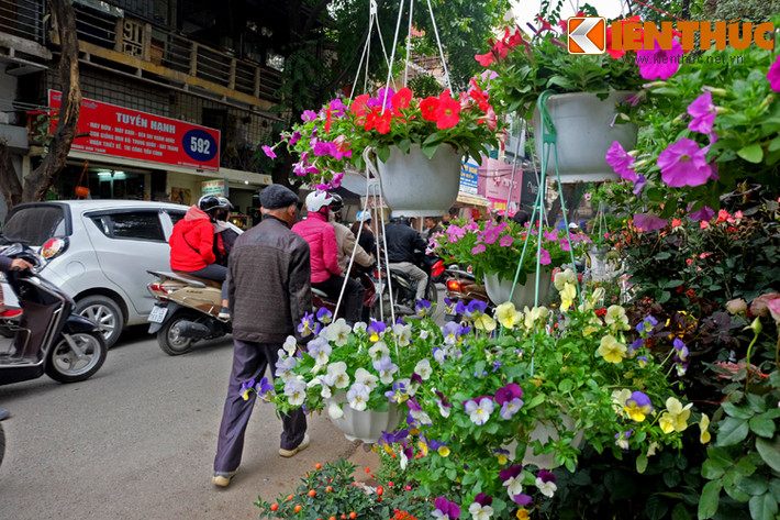 Chợ họp quanh năm nhưng nhộn nhịp nhất là những ngày giáp Tết.