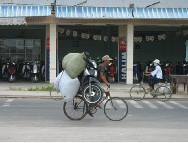 Khâm phục khả năng chở hàng của người đàn ông này.