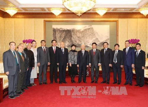 Tiếp đó, Tổng Bí thư Nguyễn Phú Trọng đã tiếp đoàn đại biểu Hội hữu nghị Đối ngoại Nhân dân Trung Quốc và Hội Hữu hảo Trung – Việt do bà Lý Tiểu Lâm dẫn đầu. Cùng tham dự buổi tiếp có nhiều chuyên gia, học giả, cựu chiến binh, những người đã có nhiều đóng góp cho mối tình hữu nghị Trung - Việt. Ảnh: TTXVN.