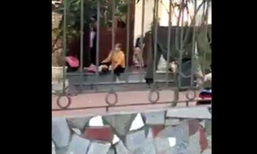 Tuần qua, lại một vụ việc bảo mẫu ép trẻ ăn thô bạo bị phát hiện. Chủ tịch UBND phường Tân Bình, ông Hoàng Văn Thăng cho biết, người phụ nữ trong clip là bà Lê Thị Sao (SN 1959, trú tại khu 7, phường Tân Bình, TP Hải Dương). “Ngay khi biết thông tin vụ việc trên, UBND phường Tân Bình đã cho các cán bộ chuyên môn đi xác minh. Trên thực tế, bà Sao chỉ nhận trông giúp một, hai bé hàng xóm và không đăng ký với chính quyền địa phương. Hiện ngay cả những người thân có cháu bé gửi ở đó cũng không có ý kiến gì về việc này" - ông Thăng nói. Ảnh cắt từ clip.
