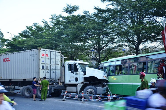 Hôm 20/1, một vụ tai nạn giao thông nghiêm trọng xảy ra tại cầu Kênh Tẻ (thuộc phường 3, quận 4). Chiếc xe đầu kéo container đang chạy trên đường đã mất lái, lao qua chiều ngược lại đâm trực diện vào xe buýt chở khách khiến rất nhiều người bị thương.