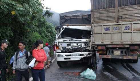 Vào khoảng 21h ngày 17/1, tin từ trạm Cảnh sát giao thông chốt tại đèo Bảo Lộc (Lâm Đồng) cho biết, vụ tai nạn liên hoàn nghiêm trọng xảy khu vực Quốc lộ 20, địa phận huyện Đạ Huoai (đèo Bảo Lộc) ra giữa 4 xe ô tô tải, trong đó có 1 xe rơi xuống vực sâu.