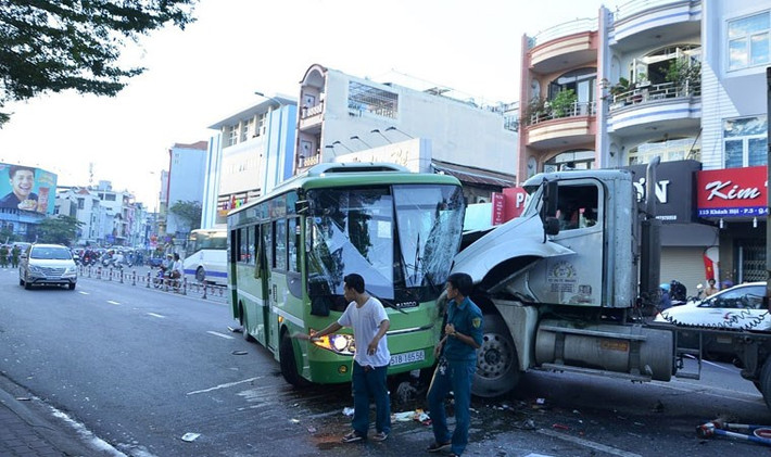 Cú va chạm đã khiến 10 người trên xe buýt bị thương được chuyển về các bệnh viện cấp cứu. Người dân địa phương cùng lực lượng Cảnh sát cứu hộ đã đến hiện trường tìm cách giải cứu các nạn nhân đưa ra ngoài.