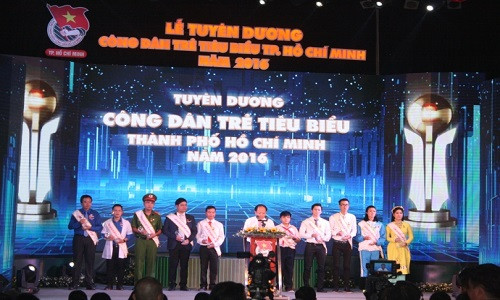 Một trong những sự kiện được dư luận quan tâm tuần qua đó là buổi tổ chức lễ tuyên dương công dân trẻ tiêu biểu năm 2016 tại TP HCM với mục đích phát hiện, tuyên dương và giới thiệu với xã hội những điển hình đoàn viên, thanh thiếu nhi tiêu biểu sống có lý tưởng, xứng đáng là những tấm gương góp phần giáo dục, định hướng lối sống đẹp. Ảnh: Giao thông.
