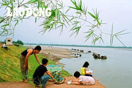 Ngôi làng lắm người tài hoa - làng Cổ Đô (xã Cổ Đô, huyện Ba Vì, Hà Nội) được mênh danh là làng họa sĩ. Người dân của làng mỗi khi buông tay cuốc, tay cày lại cầm cọ say sưa bên giá vẽ. Ảnh: Lao động.